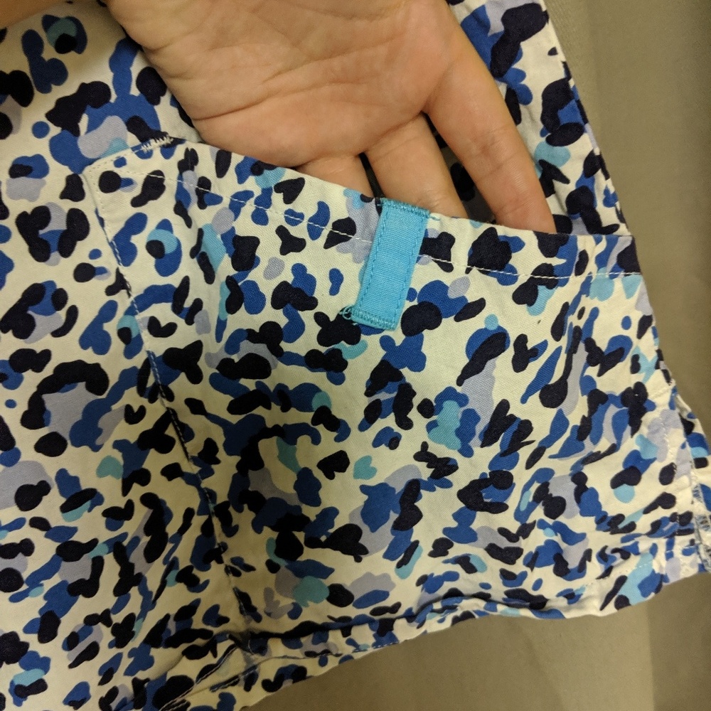 Blue pattern scrub top - Picture 3 of 3